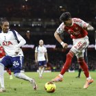 Piero Hincapié será titular en el choque de Arsenal vs Bayern Múnich.