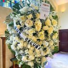 Uno de los tantos ramos de flores que llevaron a Mario Pineida.