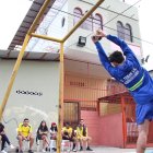 Los equipos esperan a un lado de la cancha su turno para jugar.
