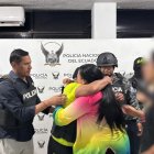 Momento del reencuentro tras el rescate: agentes de la Policía Nacional entregan al adulto mayor secuestrado a sus familiares en Esmeraldas.