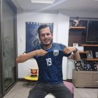 Daniel luce la camiseta de la Tri que llevará al Mundial, junto a dos amigos.