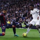 El delantero del Real Madrid Vinicius Jr y el defensa del Levante Manuel Sánchez, durante el partido de LaLiga disputado el sábado 17 de enero de 2026.