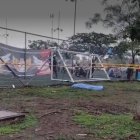 El cadáver quedó dentro de la cancha.