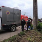 Personal de Medicina Legal y Bomberos de La Concordia realiza el levantamiento del cuerpo de Estiben Ribadeneira, fallecido tras impactar su motocicleta contra un poste.