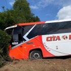 Bus de Cita Express quedó incrustado en un cerramiento tras perder pista en La Marujita, Quinindé; se reportan solo daños materiales.