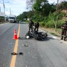 Agentes policiales inspeccionan la motocicleta siniestrada tras el accidente ocurrido en Vuelta Larga, Esmeraldas, que dejó gravemente herido al artista "Viejo Lango".