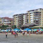 La playa de Tonsupa, escenario turístico habitual, fue también el entorno del trágico caso de una adolescente que murió al caer desde un noveno piso.