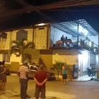 Vecinos observan desde la calle el lugar donde Dion Guevara, alias “Ñañón”, fue asesinado a tiros en el segundo piso de esta vivienda.