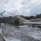 Bomberos de Esmeraldas y cantones vecinos trabajan con equipos especializados y descargas de agua y espuma para extinguir el incendio en la refinería.