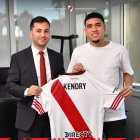 River Plate arropa a Kendry Páez en sus primeras horas en Buenos Aires.