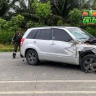 Vehículo liviano tipo Vitara quedó con graves daños en la parte frontal tras el choque con un bus escolar en la vía Quinindé–Santo Domingo.