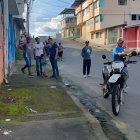 Vecinos del barrio El Rocío observan la escena acordonada por la Policía tras el ataque armado que dejó una mujer fallecida y otra herida.