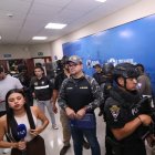 La Policía Nacional interviene en instalaciones de Segura EP, en Guayaquil, con el ministro John Reimberg (c) al frente.