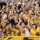 Hinchas de Barcelona hacen malabares para ir a la Libertadores tras el feriado.