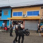 Agentes de la Policía Nacional realizan el levantamiento de indicios en el sector El Gallinero, centro de Esmeraldas, tras el ataque armado registrado la noche del 21 de febrero.