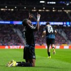 El defensor ecuatoriano se redimió tras un autogol en Bélgica y marcó ante Atlético en el Metropolitano.