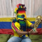 Briones habitúa alentar a la Tricolor usando una máscara del Diablo Huma y una réplica del trofeo del Mundial.