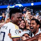 Vinicius Junior anotó uno de los dos tantos con los que Real Madrid venció 2-1 al Benfica para clasificarse as octavos de final.