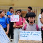 Una estudiante sostiene un cartel durante el plantón realizado en los exteriores de la Universidad Técnica Luis Vargas Torres.