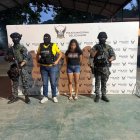 Agentes de la Policía Nacional y de la Unidad Antisecuestros (UNASE) presentan a una de las mujeres aprehendidas por presunta extorsión digital en Esmeraldas