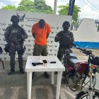 La Policía Nacional del Ecuador presentó la aprehensión en flagrancia de un ciudadano en Borbón, Esmeraldas, junto con las evidencias incautadas.