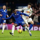 Moisés Caicedo es titular fijo en la volante de Chelsea.