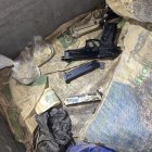 Las evidencias halladas a los policías detenidos durante el procedimiento.