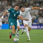 Ali Alhamadi (i) de Irak disputa el balón con Efrain Morales de Bolivia en el repechaje para la Copa Mundial 2026.