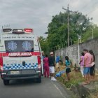 Ambulancia en la vía Vuelta Larga–Tabiazo, donde paramédicos confirmaron el fallecimiento del adolescente tras el accidente de tránsito.