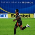 Stalin Valencia hizo el gol del Emelec en el empate 1-1 ante Católica.