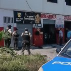 Policía Nacional en la vulcanizadora “Isabella”, vía Esmeraldas–Atacames, donde fue asesinado a tiros Jorge Lucas Estupiñán, conocido como El Mochito.