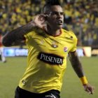 El uruguayo Jonathan Álvez fue acusado de generar un incidente la noche del domingo cuando intentaba ingresar a la ciudadela Huancavilca Norte, junto a un amigo.

Al parecer, el jugador del Barcelona acudía a una supuesta reunión social en el sector norte de la urbe, pero cuando los guardias le solicitaron la identificación, Álvez se habría negado, produciéndose un cruce de palabras entre guardias y el futbolista.

Lee también: Conmebol continúa investigando el caso Chila-Cheme

Se habla de una agresión física por parte del deportista, pero en el video que circula por redes sociales sólo se observa a Jonathan Álvez dentro de un auto, desde donde habla en tono elevado con el celador de la garita, quien pide a uno de sus compañeros que cierre la puerta para impedir el paso del carro y que le ayuden llamando a la policía para arreglar el pleito. Por ello varios internautas piden a los afectados que muestren el video de la ‘puñetiza’, para que se confirme lo denunciado.

Según el video que circula por redes sociales, el futbolista se habría ido de ‘puñete’ con el celador de una ciudadela del norte porteño. Álvez no ha desmentido ni confirmado tal agresión.