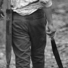 La madre y la pareja del implicado también resultaron heridas al intentar calmarlo. Él retuvo a su hija para que no lo atrapen.