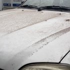 La ceniza que cayó en Guayaquil hizo que los carros amanezcan sucios.