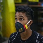 Fidel Martínez del Barcelona, usando mascarilla.