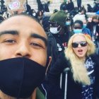 Con todo y lesión fue a manifestar su repudio al racismo. Se unió a varias personas que marcharon en el nombre de George Floyd.