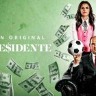 La serie El Presidente que se reproduce únicamente por la plataforma de Amazon Prime Video, ha dejado diferentes repercusiones entre su audiencia. Unos han criticado que se han inclinado a la ficción y sátira para contar la historia, y a otros les ha agradado la forma en la que se ha relatado una historia que terminó en uno de los escándalos más grandes del fútbol mundial.

Pero a los ecuatorianos nos concierne nuestro representante o bueno, exrepresentante: Luis Chiriboga, interpretado por el actor chileno Víctor Rojas. Si bien el otrora presidente de la FEF no es uno de los personajes estelares hay escenas en las que no reír es imposible.

1.- La fiesta de disfraces de Chuck Blazer

En la serie, Chuck Blazer es considerado un miembro clave en la FIFA sin tener un cargo vigente. Así de importante era su poder. En la fiesta que dio, Chiriboga sale disfrazado de un ave y aparece divirtiéndose con sus colegas, sobre todo con el colombiano, Luis Bedoya. A la par, en otra fiesta, su esposa lloraba porque su hijo lavaba el dinero de papá.


Lee: Un caballo campeón es robado para comérselo

2.- La ironía en el Vaticano

Jadue motivado por la FBI lleva a los dirigentes de la Conmebol a visitar al Papa Francisco al Vaticano para luego confesarse con uno de los obispos. Chiriboga, previo a su confesión -que no se observa en la serie-, aparece con un rosario besándolo.

3.- En la final de Brasil 2014


La FIFA tiene un palco especial para sus miembros, asociados y algunos invitados. En este, antes de que ruede la pelota en la final entre Alemania y Argentina, Chiriboga empieza a cantarle a José María Marín (expresidente de la Confederación Brasileña de Fútbol) “Brasil decime que se siente” ya que los argentinos estaban cerca de ganar la copa del mundo en su país.

4.-Sin sonrisas para la foto


Previo a la votación para el nuevo presidente de la FIFA -que ganaría Joseph Blatter- el FBI allanó el hotel donde se hospedaban los dirigentes de Conmebol y fue allí cuando empezaron las capturas. La imagen de Luis Chiriboga sosteniendo su nombre capturado, vale oro.

5.- Prisión domiciliaria


El personaje del expresidente de la Federación Ecuatoriana de Fútbol llegó a la pantalla chica y tuvo actuaciones imperdibles.