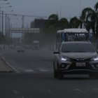 La caída de la ceniza del volcán Sangay ha generado malestar en la urbe porteña.