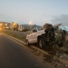 El impacto del vehículo contra el poste arrancó de raíz a la estructura de piedra.