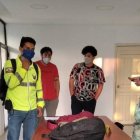 Noé, hermano de Daniel Salcedo, (camiseta roja) es uno de los capturados por los militares en Huaquillas, El Oro.