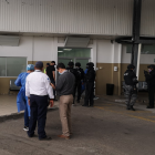 Agentes del Grupo de Intervención y Rescate dan resguardo al detenido en el hospital de Especialidades Guayaquil. "Dr. Abel Gilbert Pontón".