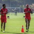Michael Arroyo con el pelo pintado de rojo