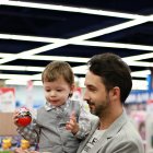 El papá moderno también ayuda con las atenciones del bebé