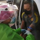 El técnico Máximo Villafañe también se realizó el examen de sangre.