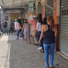 Las trabajadoras sexuales hicieron filas para recibir kits de alimentos.