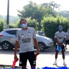 Los jugadores deben esperar su turno en el parqueo, para ser fumigados