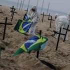 Personas vestidas con trajes de protección cavaron decenas de tumbas 'sin muertos' y colocaron cruces.