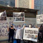 Familiares de Leonardo Mena portaban carteles donde pedían justicia ante su muerte.