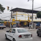 En la intersección de la avenida Isidro Ayora con la calle Miguel Jijón fue necesario la instalación de semáforos.