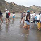 Los pobladores de la comuna Liguiqui de Manta se unieron para localizar a los pescadores.